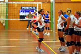 Juf Simone voor de volleybal klas