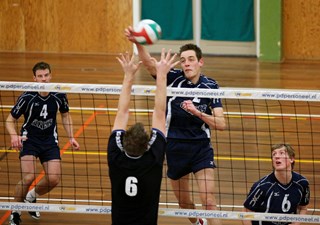 Rick van Broekhoven slaat de bal over het blok van Irene, foto Marc Moussault