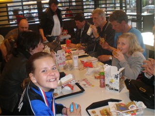 Met z’n allen naar McDonalds voor een Happy Meal!!