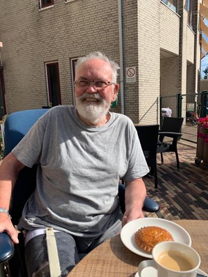 Kees lekker aan de koffie met koek