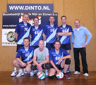 Heren 3 handhaaft zich op overtuigende wijze in de eerste klasse !