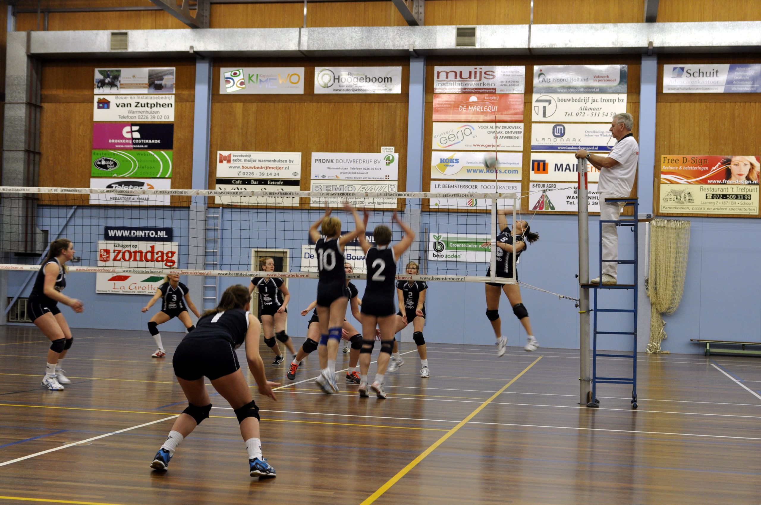 Dintovrouwen scoren door ijzersterk volleybal