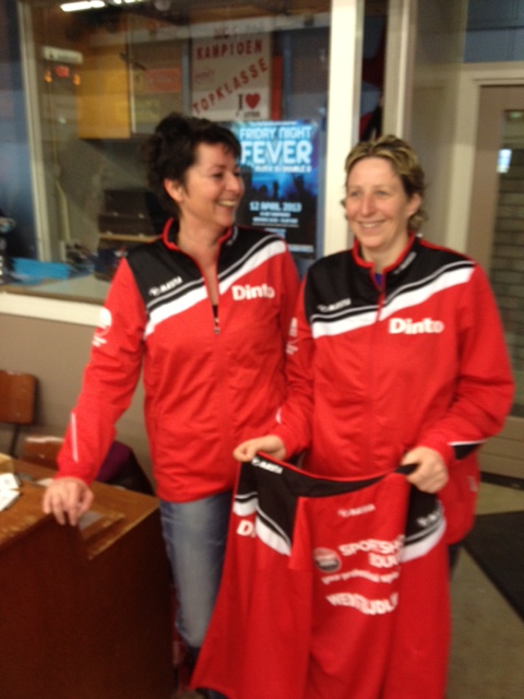 Nieuwe trainingsjacks voor Dinto vrijwilligers