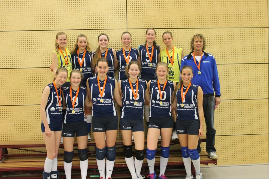 De meisjes B selectie is kampioen van de Regio West geworden.