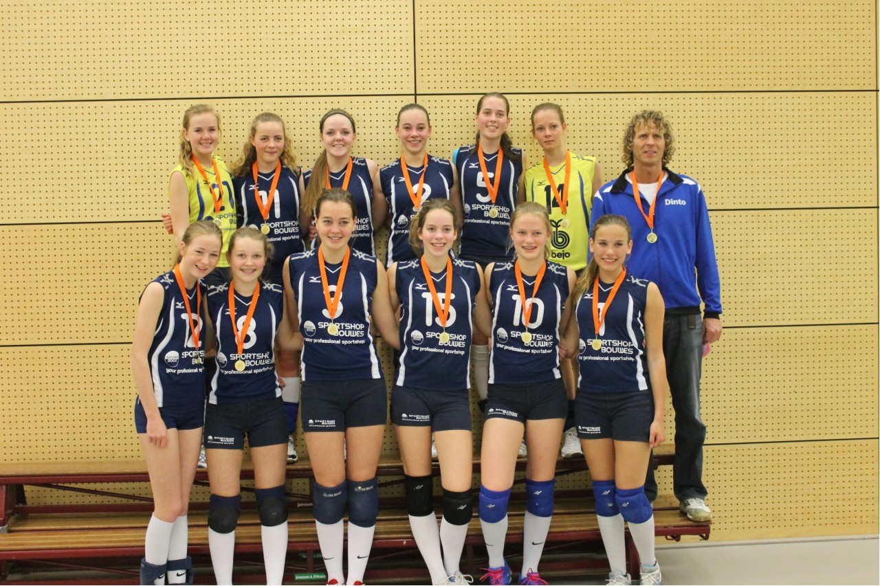 De meisjes B selectie is kampioen van de Regio West geworden.