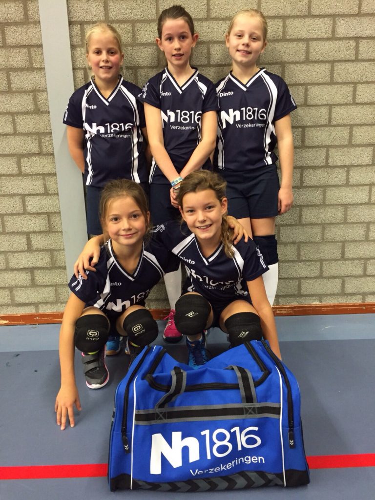 Meiden CMV 9 in nieuw wedstrijd tenue