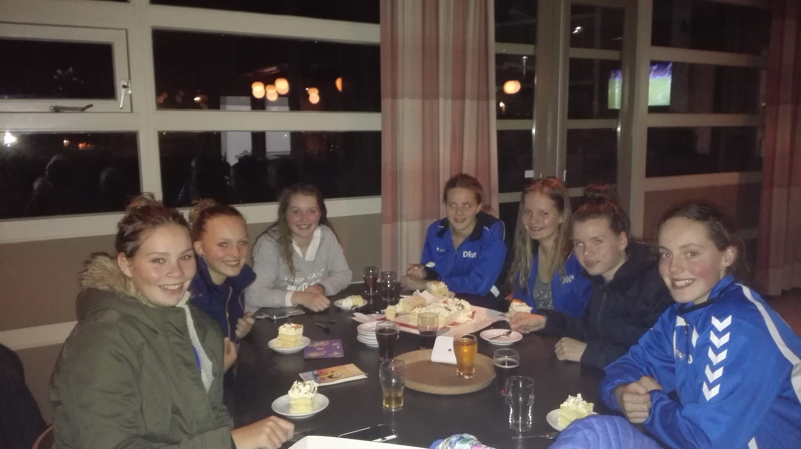 Dames 3 wint taart bij donateursactie