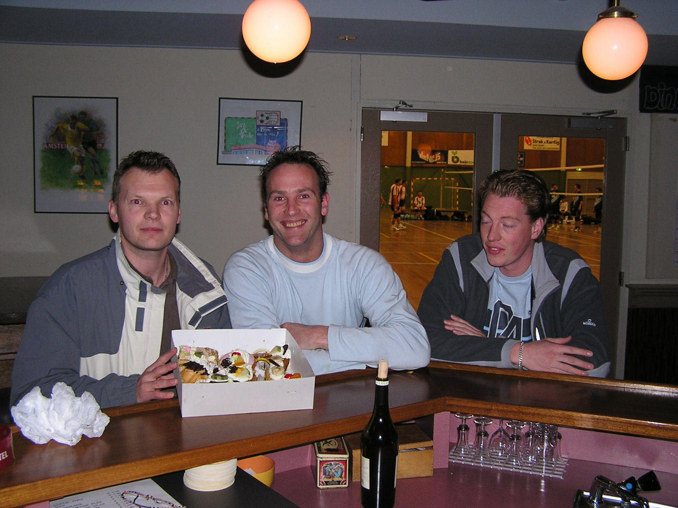 Heren 2 getrakteerd op gebak